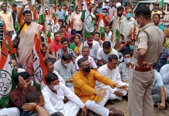 TMC gheraoed East Agartala PS over attack on Youth TMC leader Santanu Saha : Police assures Justice TMC gheraoed East Agartala PS over attack on Youth TMC leader Santanu Saha : Police assures Justice